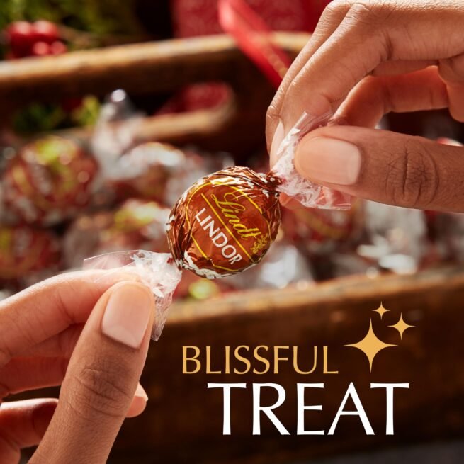 Lindt Lindor Blood Orange Milk Chocolate Truffles Box - Approx 16 balls, 200g - Chocolate Truffles with a Smooth Melting Filling - Gift Present - Easter, Birthday, Congratulations